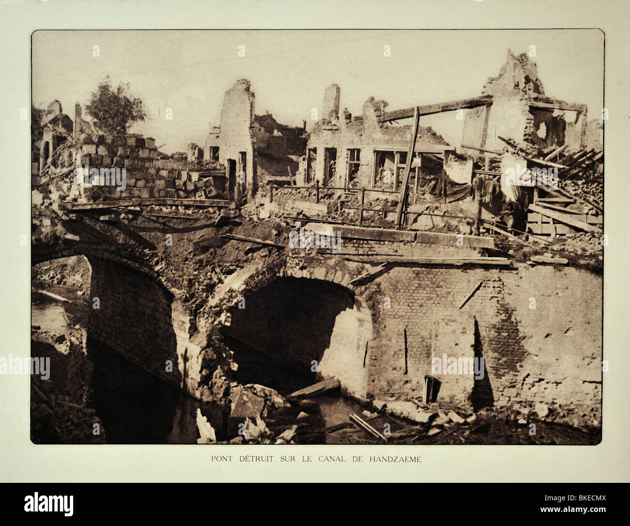 Maisons en ruine et pont sur le canal à Handzame APRÈS LA PREMIÈRE GUERRE MONDIALE bombardement en Flandre occidentale pendant la Première Guerre mondiale, la Belgique Banque D'Images