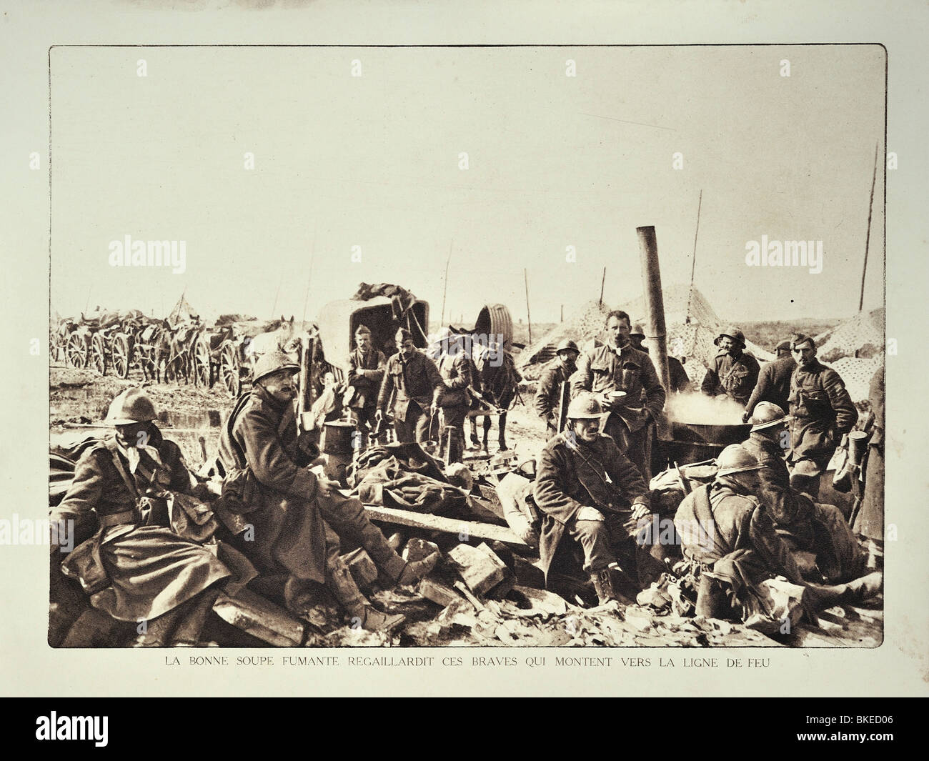 La première guerre mondiale, un convoi de réapprovisionnement et de soldats belges de boire de la soupe cuisine de campagne en Flandre occidentale, pendant la Première Guerre mondiale, la Belgique Banque D'Images