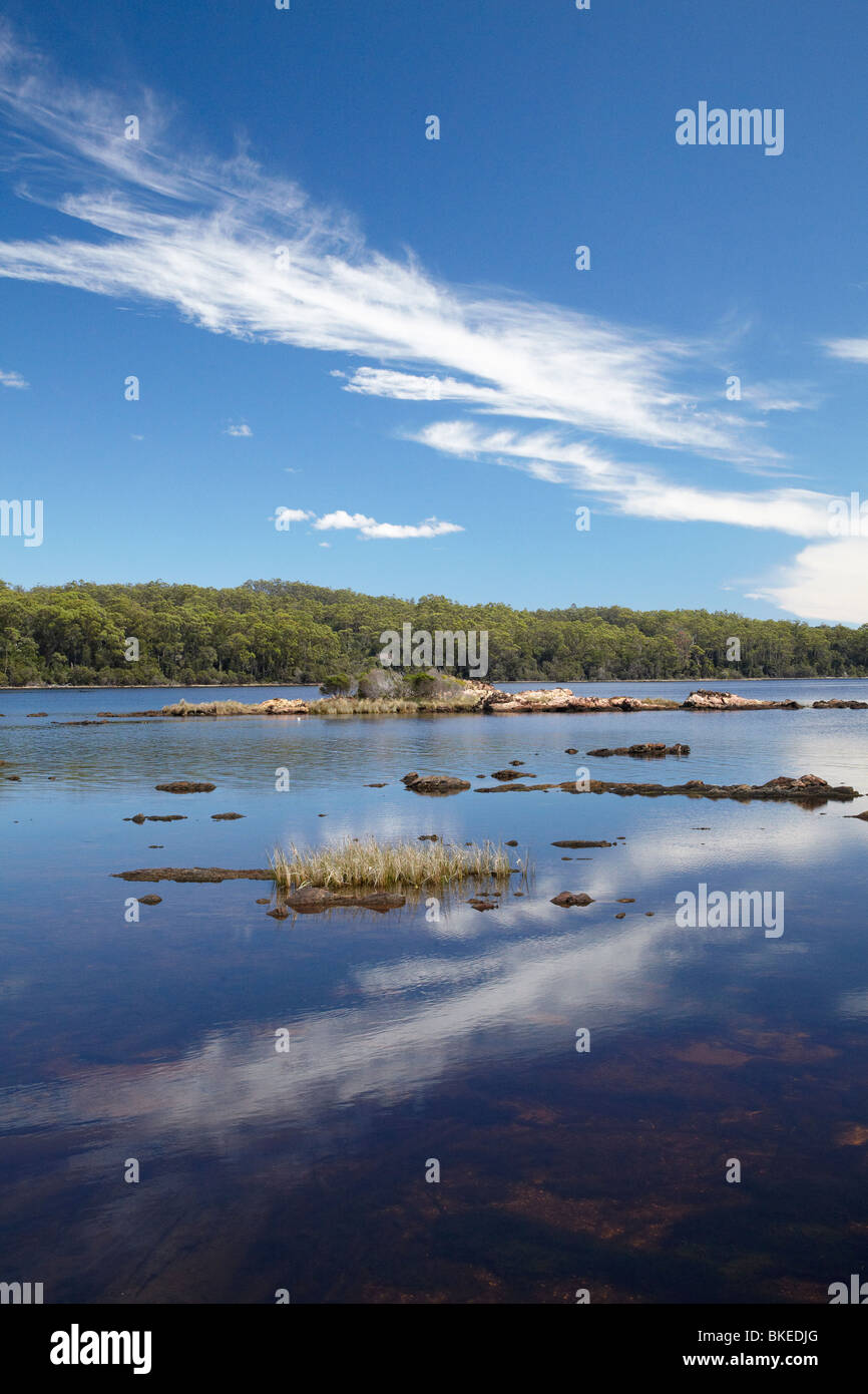 Réflexions de Sarah Island (station de culpabilité historique), Port Maquarie, dans l'ouest de la Tasmanie, Australie Banque D'Images
