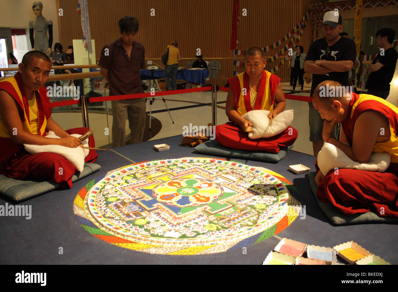 Travail de moine tibétain mandala de sable sur Banque D'Images