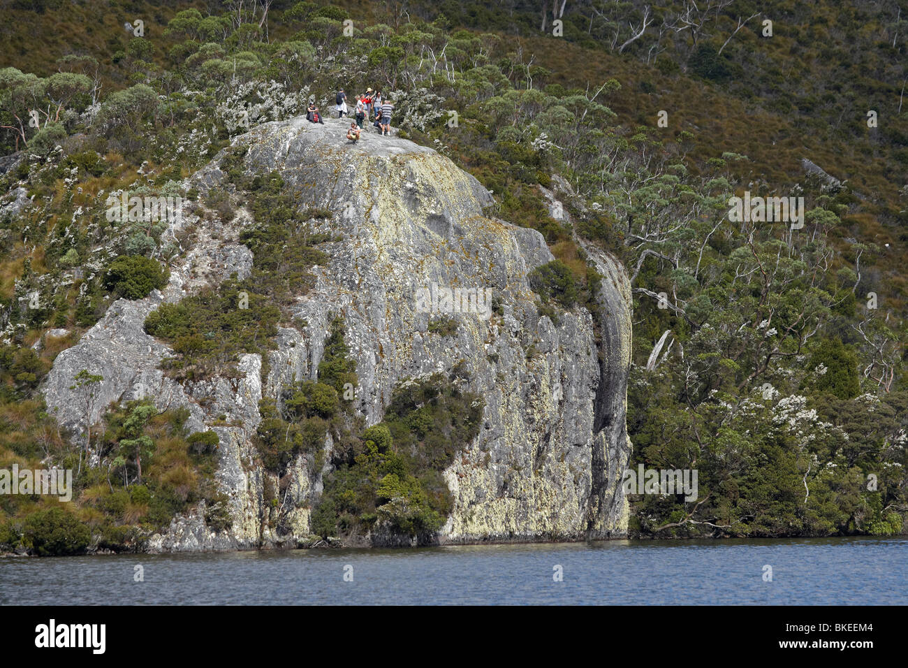 Les promeneurs sur Glacier Rock, Dove Lake, Cradle Mountain - Lake St Clair National Park, dans l'ouest de la Tasmanie, Australie Banque D'Images