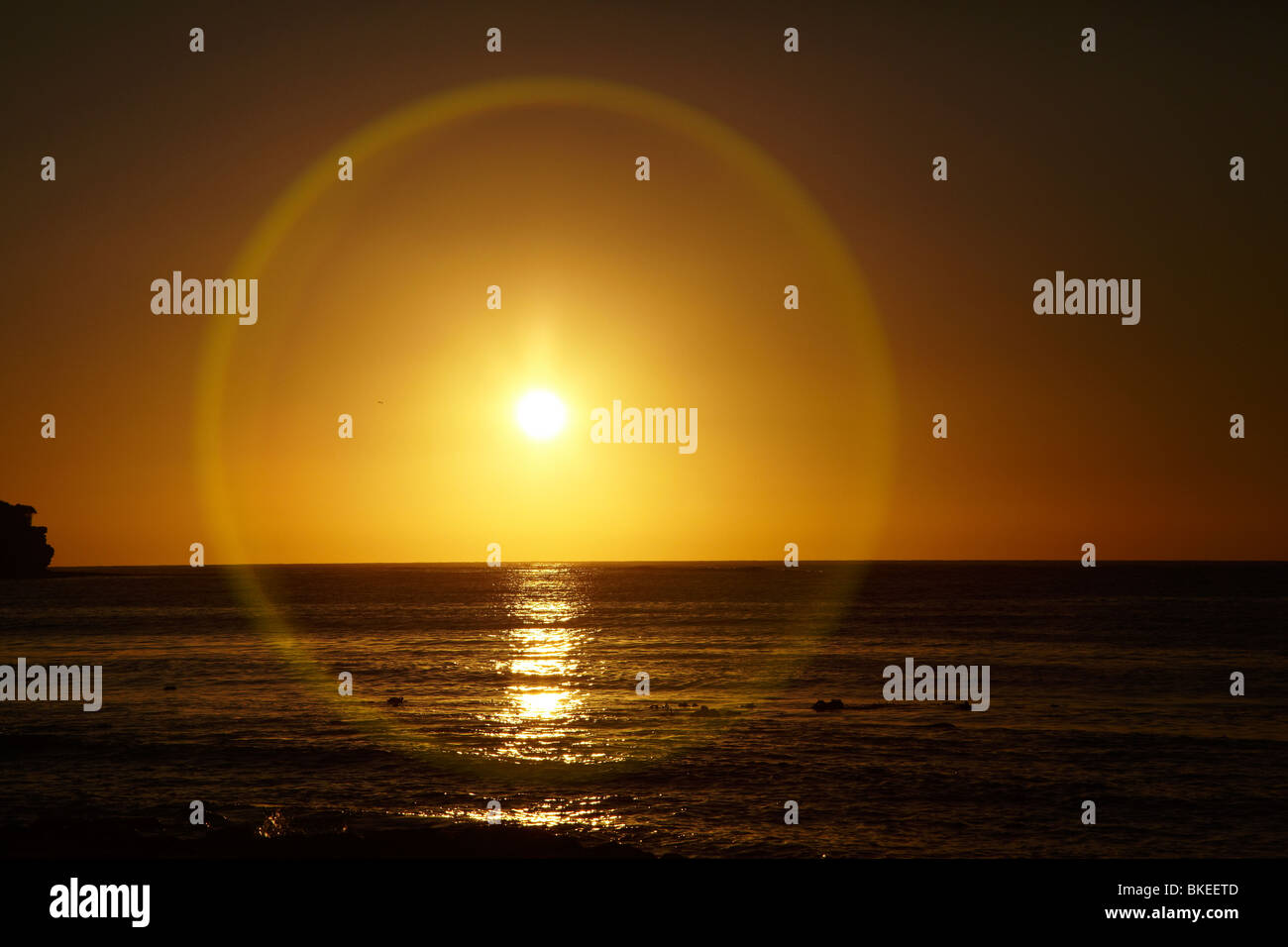 Lens Flare au lever du soleil, Francistown, péninsule de Tasman, le sud de la Tasmanie, Australie Banque D'Images