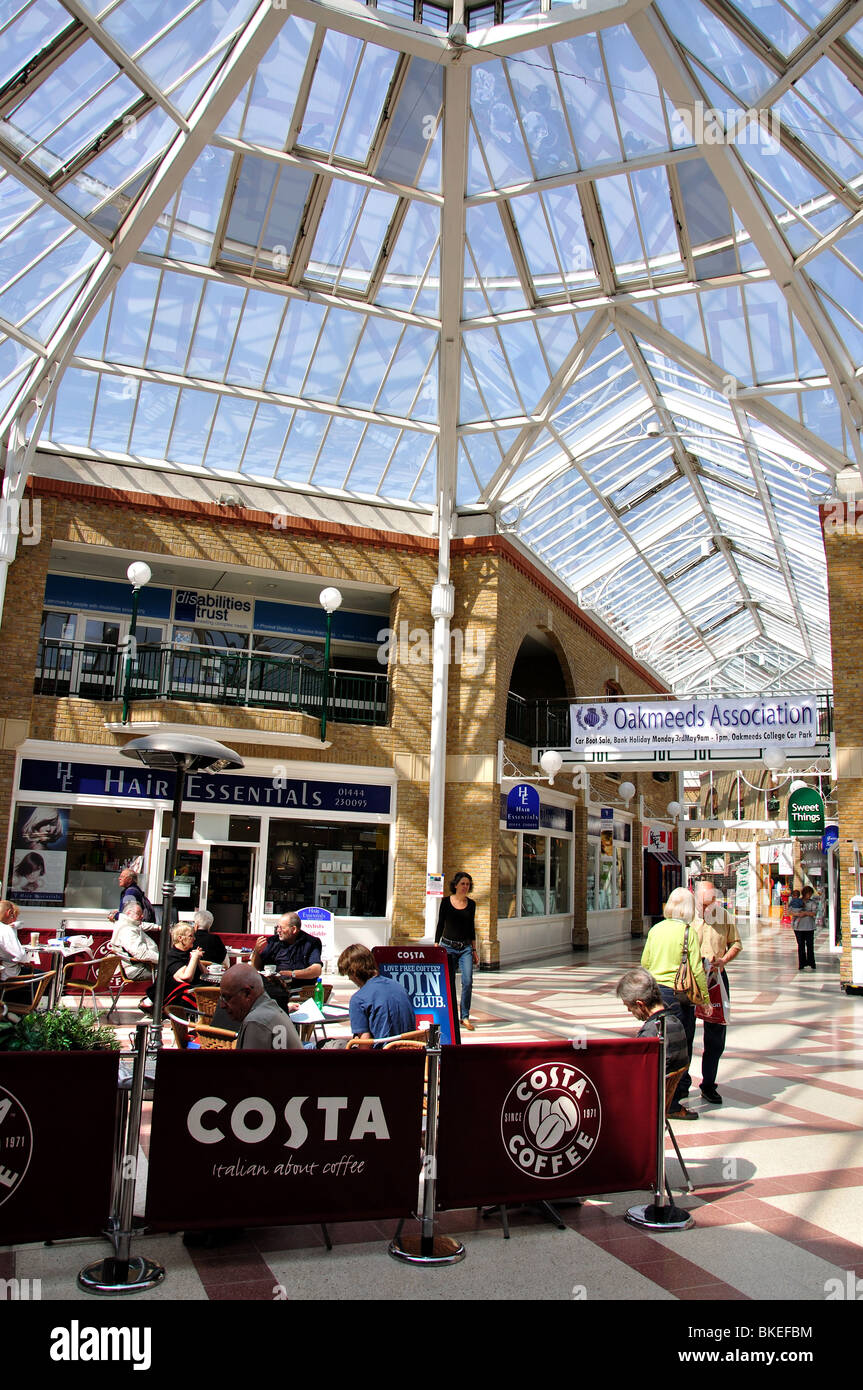 Le marché Place Shopping Centre, Burgess Hill, West Sussex, Angleterre, Royaume-Uni Banque D'Images