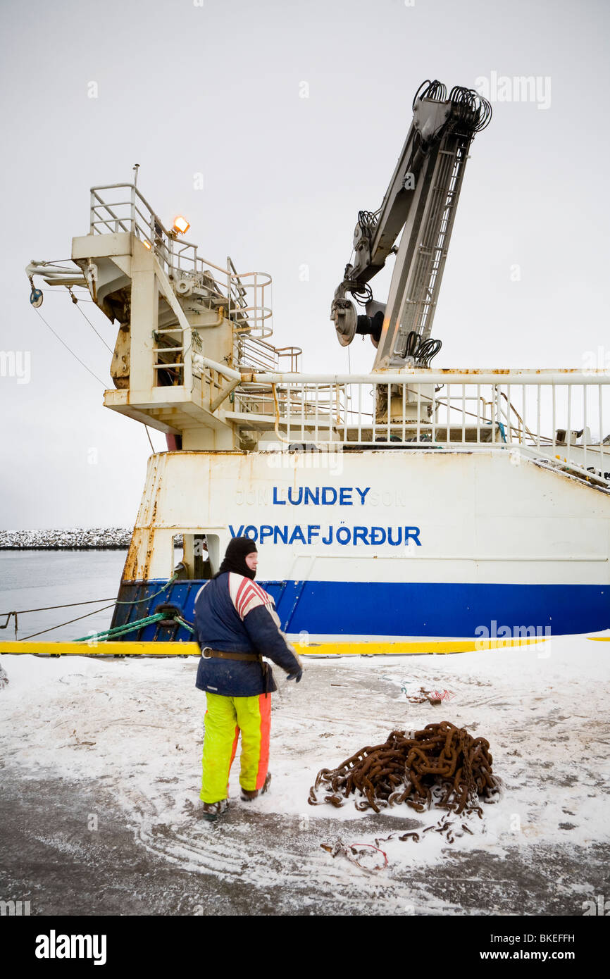 Bateau de pêche pêcheur sur Lundey. Vopnafjordur harbour, est de l'Islande. Banque D'Images