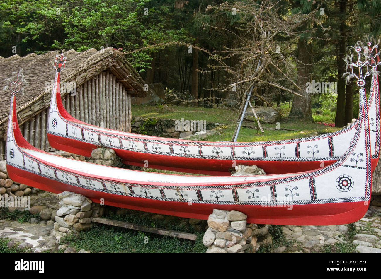 Paire de Tao canots à l'Formosa tribal Culture Village autochtone, Sun Moon Lake, Taiwan Banque D'Images