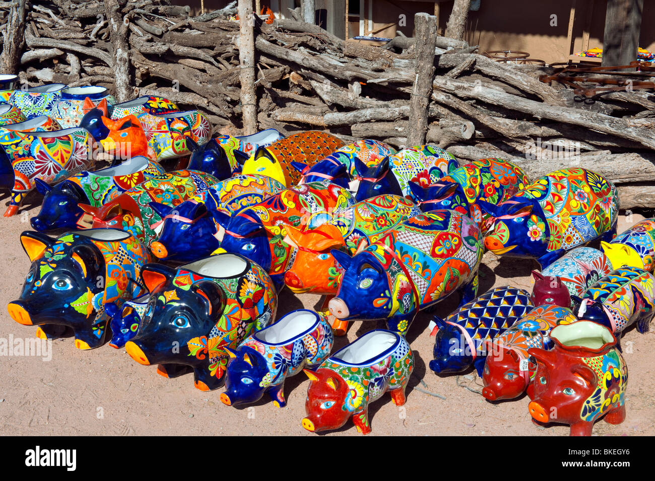 La petite ville de Tubac, Arizona, est connu pour son mélange éclectique de boutiques, galeries d'art et de poteries colorées s'affiche. Banque D'Images