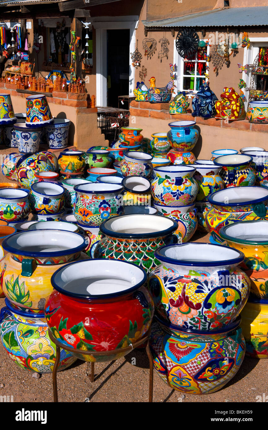 La petite ville de Tubac, Arizona, est connu pour son mélange éclectique de boutiques, galeries d'art et de poteries colorées s'affiche. Banque D'Images