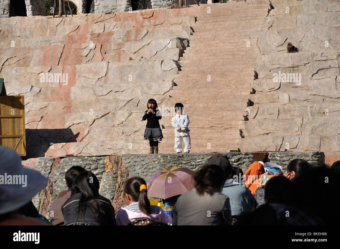 Interprètes et le public à Kunming's Royaume de parc à thème les nains (Chine) Banque D'Images