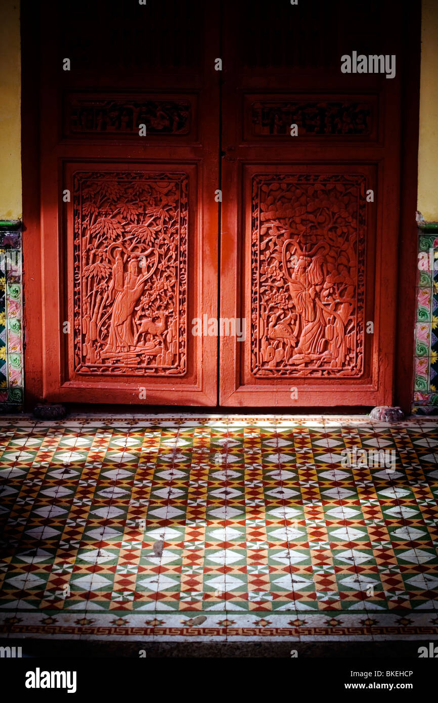 La conception et sculpté en mosaïques colorées d'une porte avant en Asie Malaisie Banque D'Images