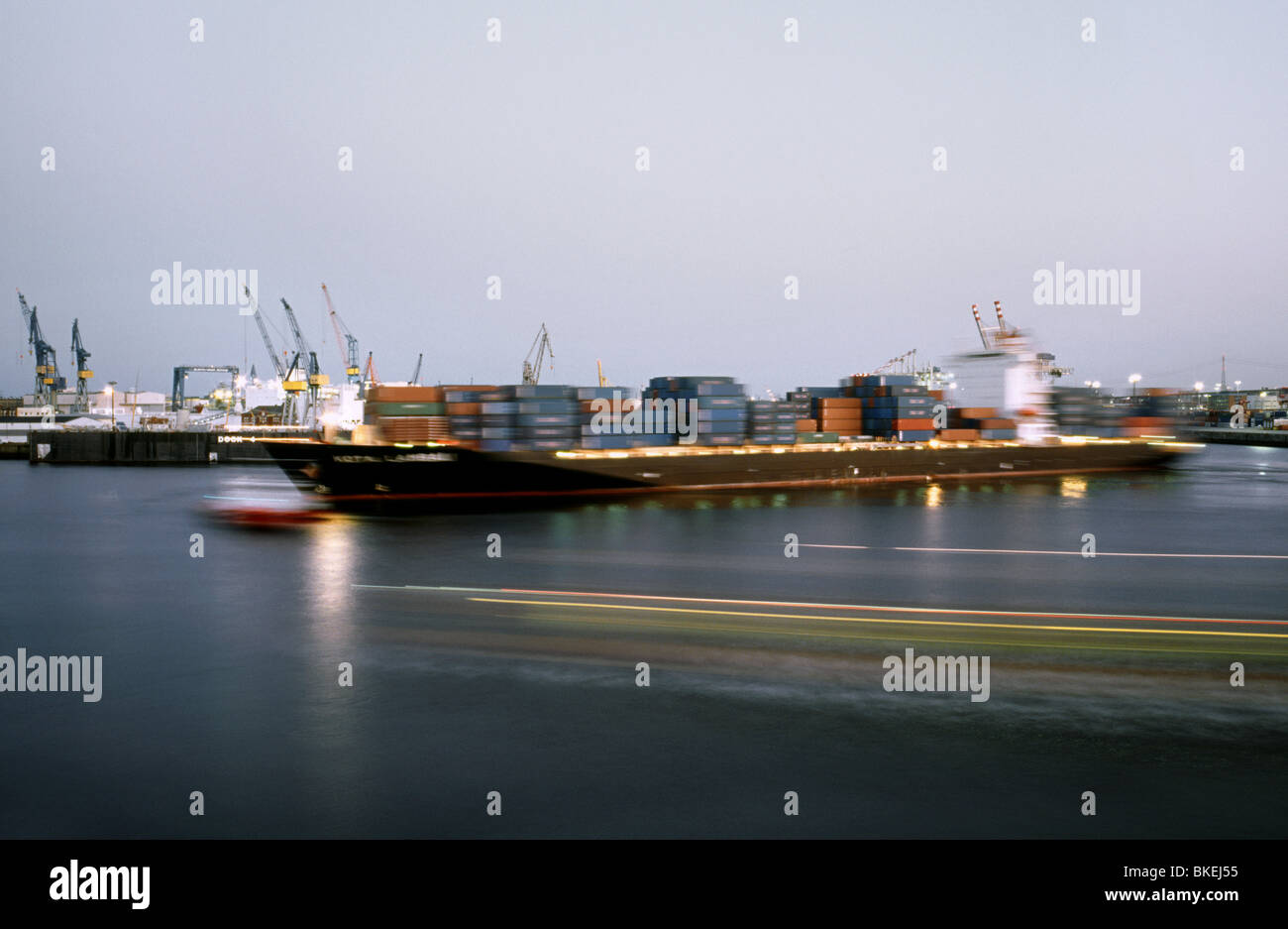 14 avril 2010 - Kota Lambai-conteneurs étant tourné à Tollerort Terminal à conteneurs du port de Hambourg. Banque D'Images