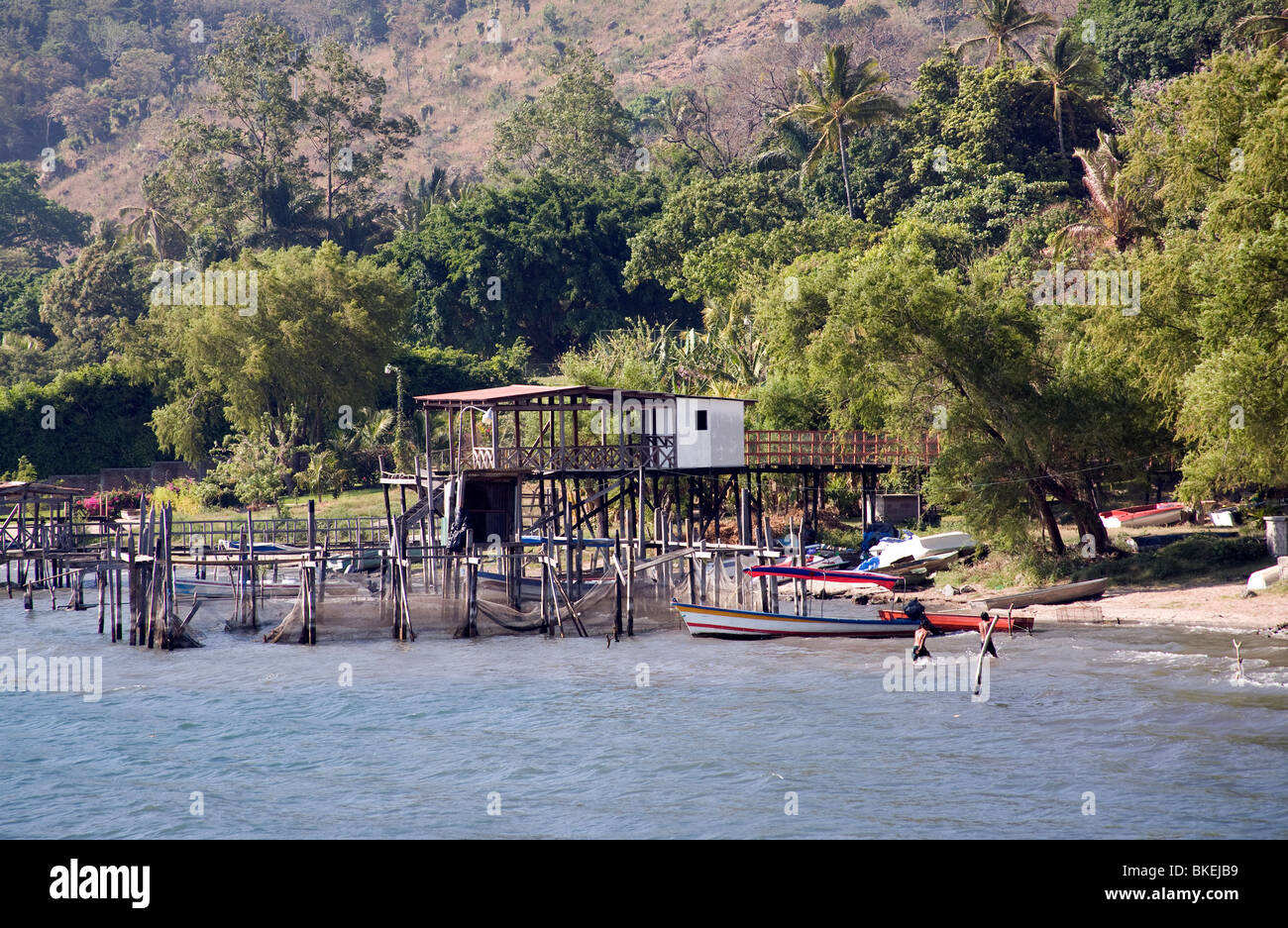 Restaurants sur la rive du lac Coatepeque Lago de Coatepeque, El Salvador Amérique Centrale Banque D'Images