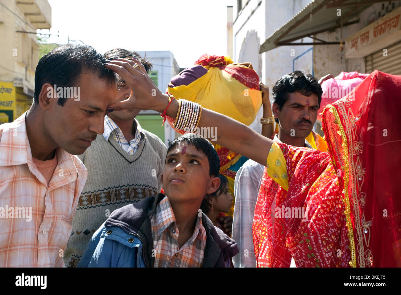 Mettre une femme indienne tikka (bindi) sur l'avant-plan d'un parent. Rituel de la famille avant la cérémonie de mariage. Pushkar. L'Inde Banque D'Images