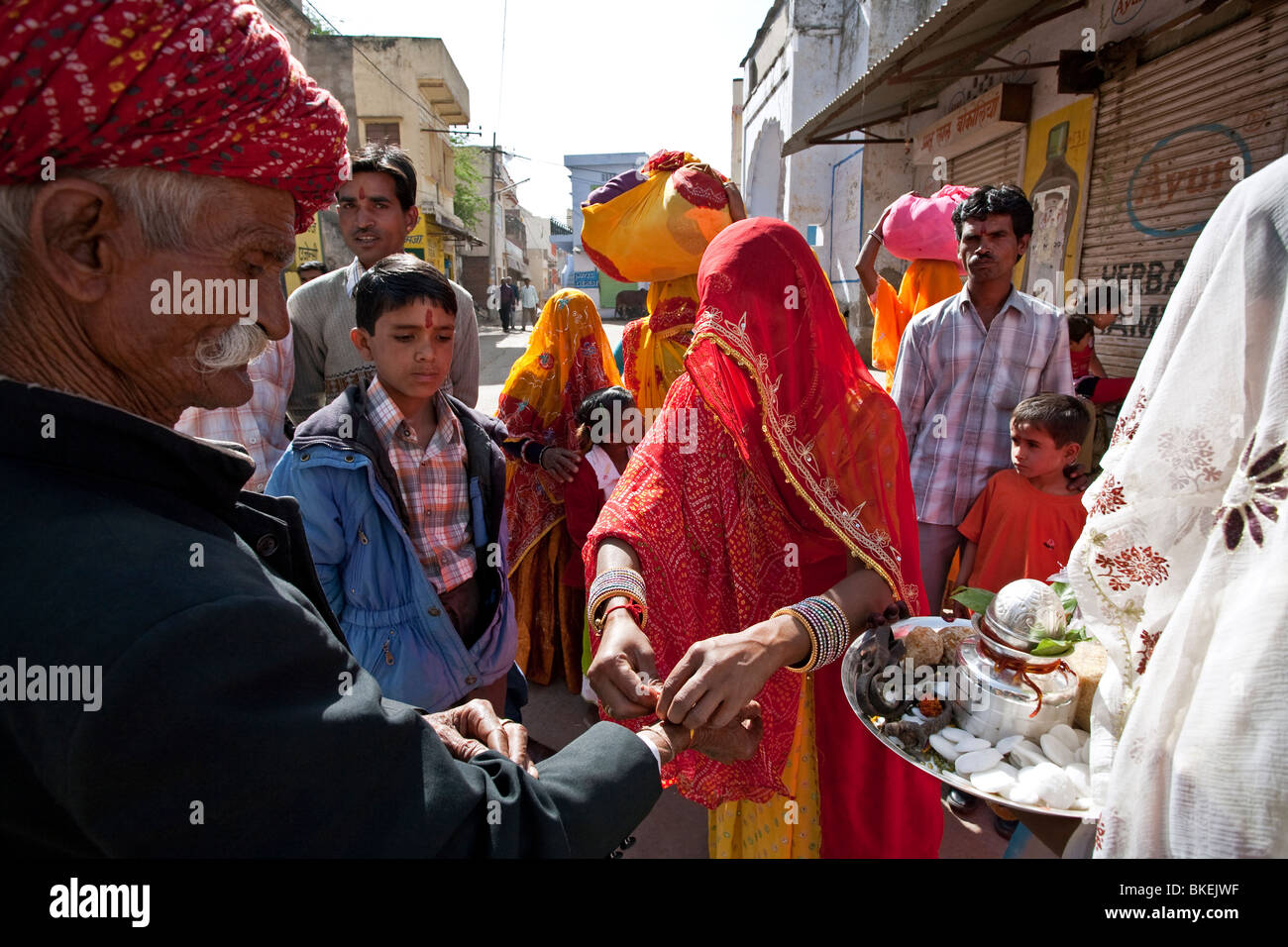 Accueil d'une femme par rapport au mariage de sa fille. Pushkar. Le Rajasthan. L'Inde Banque D'Images