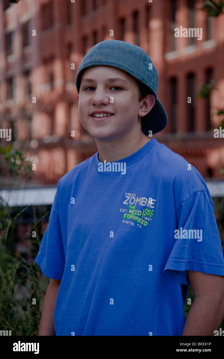 Portrait de garçon de 13 ans dans la Highline Park, NYC Banque D'Images