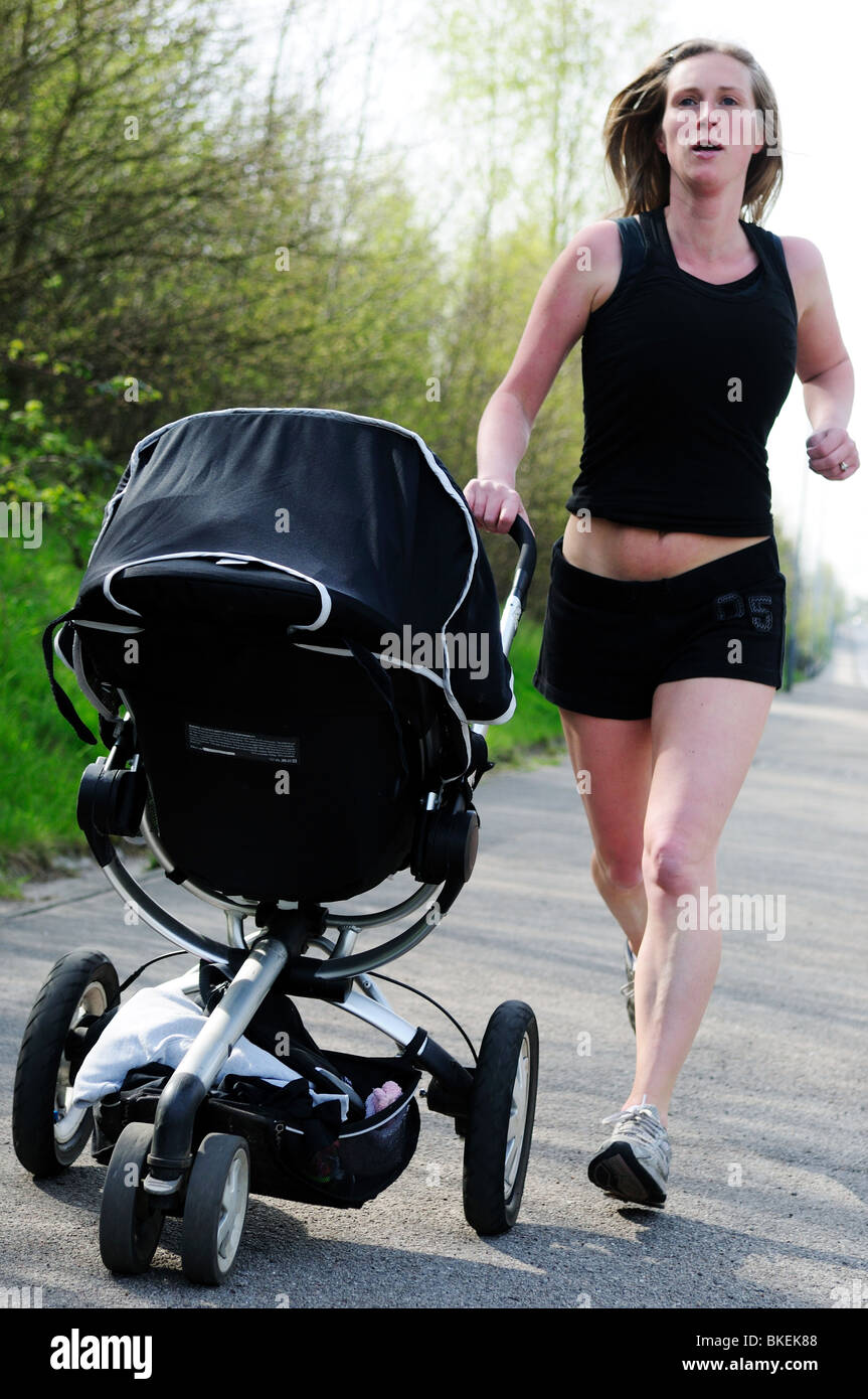 Jeune Mere Courir Avec Enfant En Poussette Photo Stock Alamy