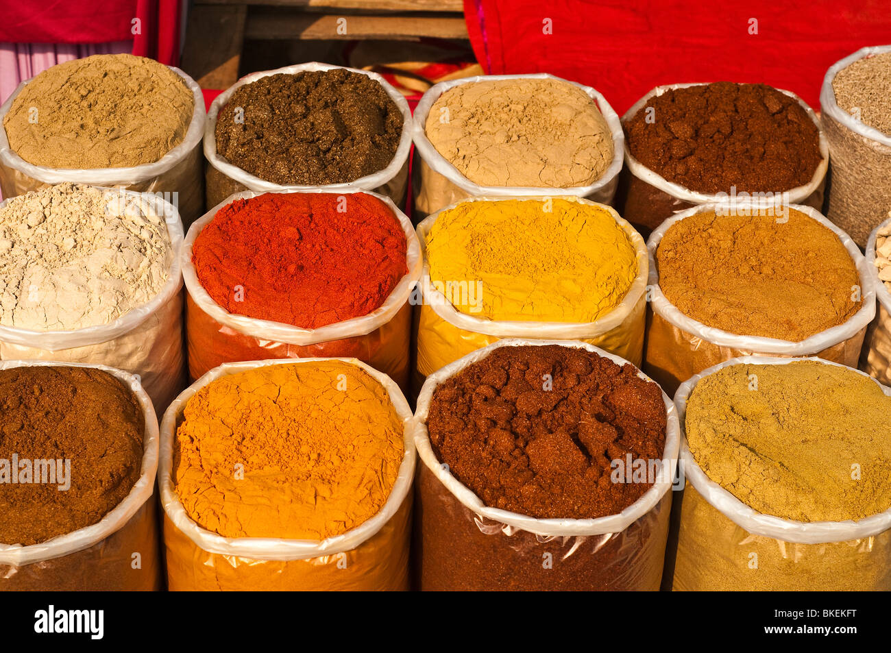 Épices indiennes colorées au marché aux puces d'Anjuna, Inde Banque D'Images