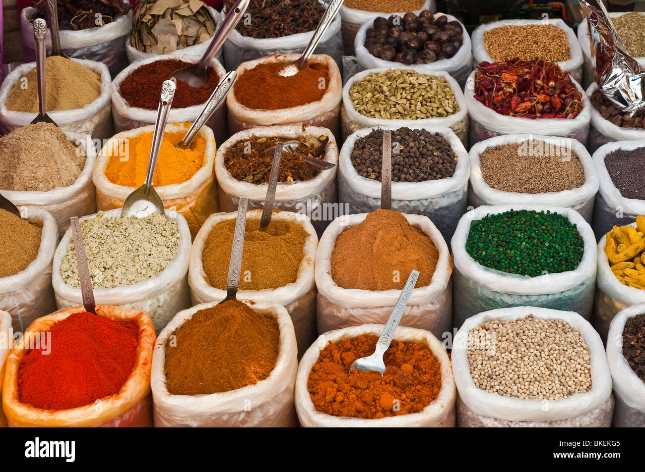 Épices indiennes colorées au marché aux puces d'Anjuna, Goa Banque D'Images