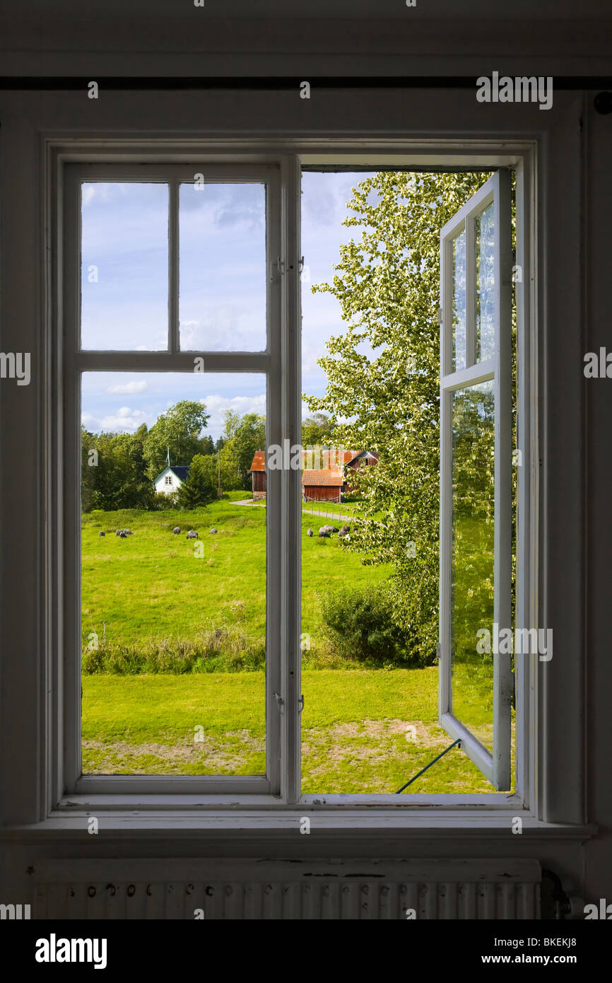 Fenêtre à l'ancienne ouvert à un paysage d'été. Banque D'Images