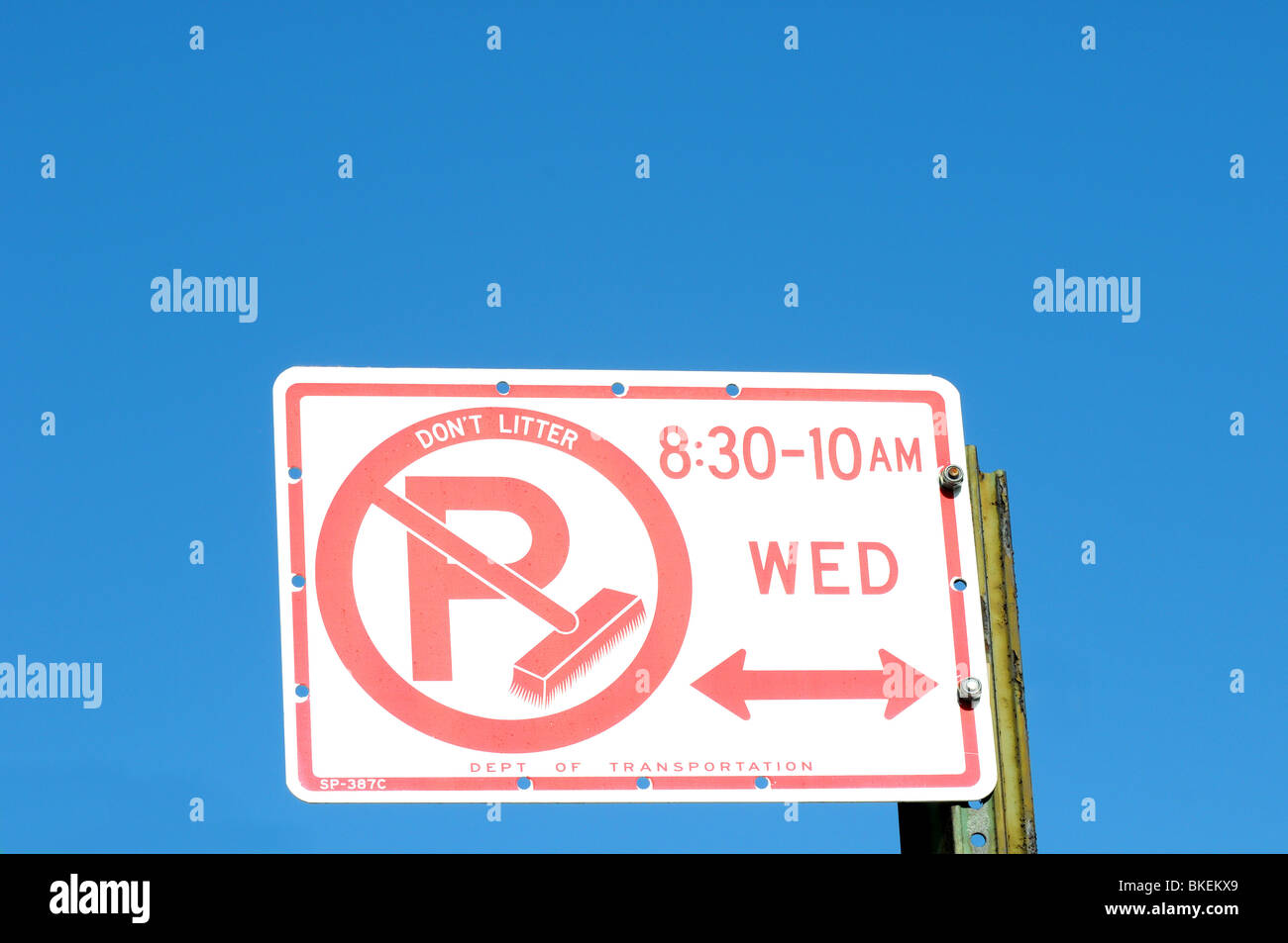 No parking sign utilisé pour limiter le stationnement pendant le nettoyage des rues à New York NY USA Banque D'Images