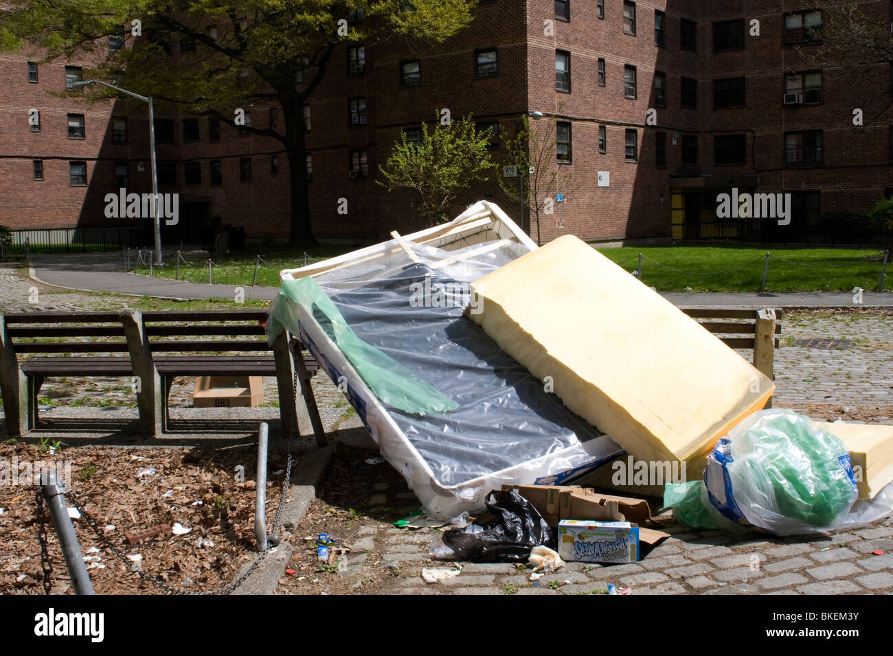 Corbeille déversés illégalement à NEW YORK Projet de logement Banque D'Images