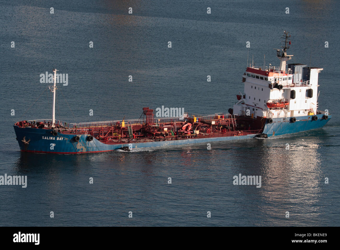 Le réservoir de soutage de la baie de Salina est bas dans l'eau avec une pleine charge de fioul alors qu'il quitte le port pour realimenter les navires en mer. Services d'expédition. Banque D'Images