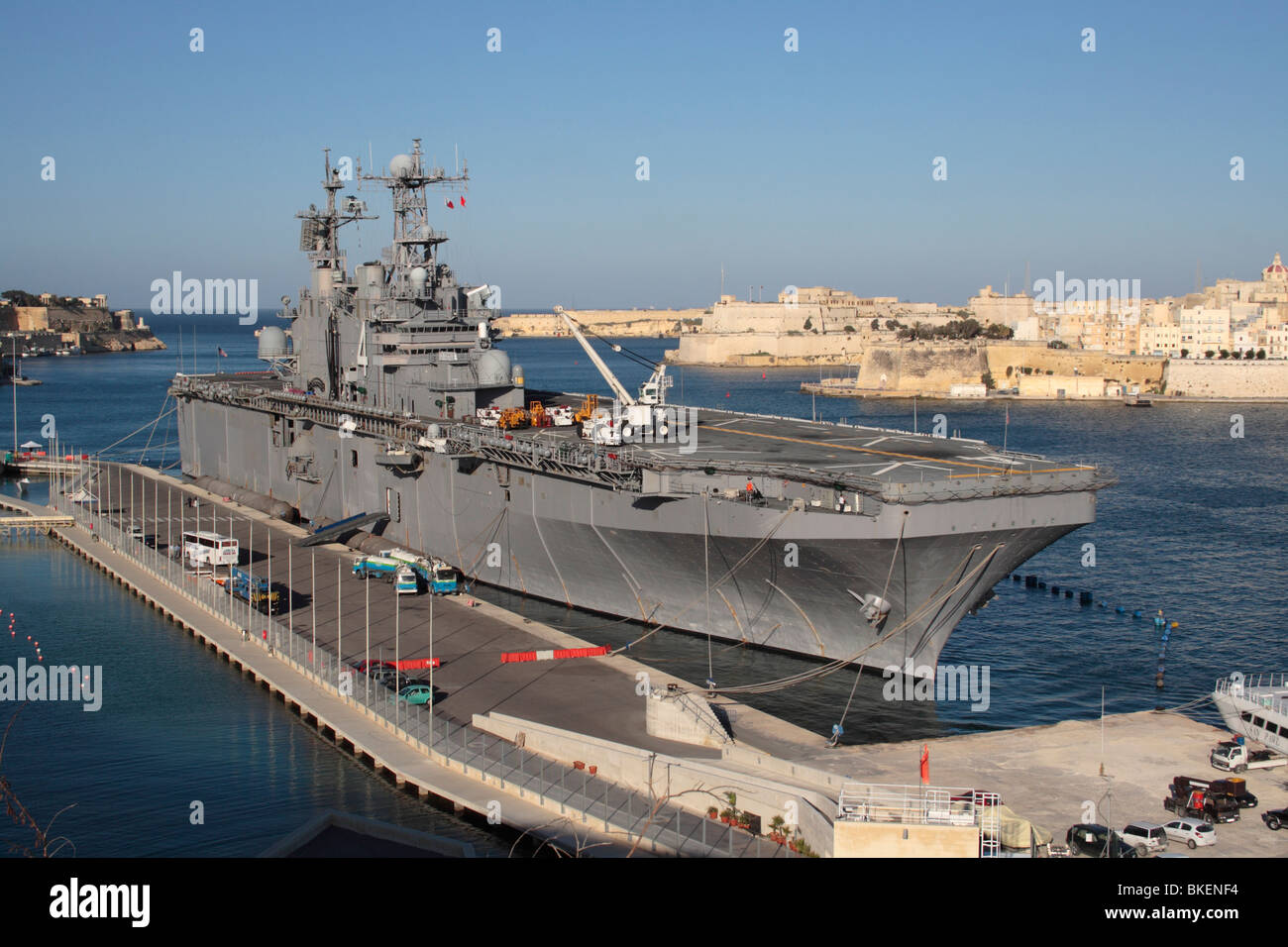 Le navire d'assaut amphibie USS Nassau dans le grand port de Malte Banque D'Images