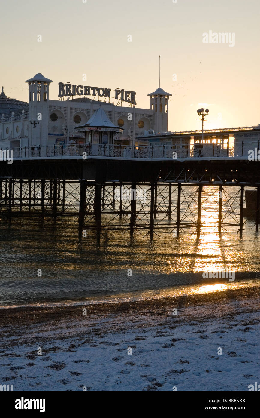 Royal Brighton Pier avec soleil qui brille sous la neige et sur la plage JPH0264 Banque D'Images