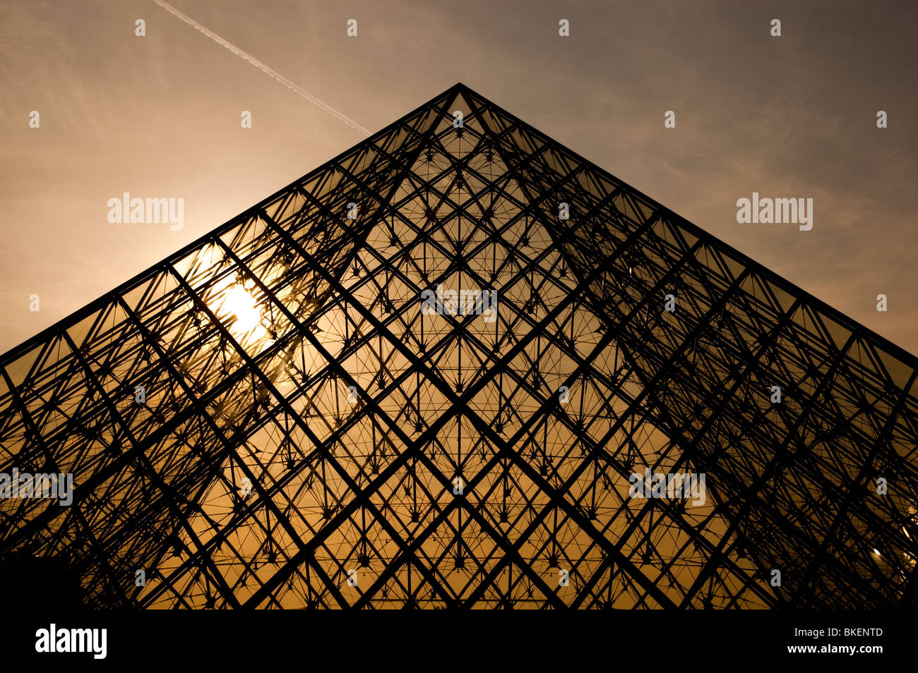 Pyramide du Louvre par l'architecte I.M. Pei, Paris, France Banque D'Images