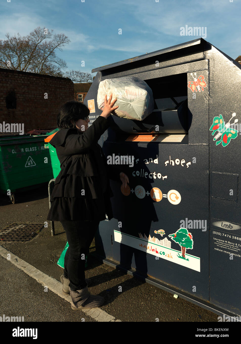 Teenage Girl Recycling Clothes Banque D'Images