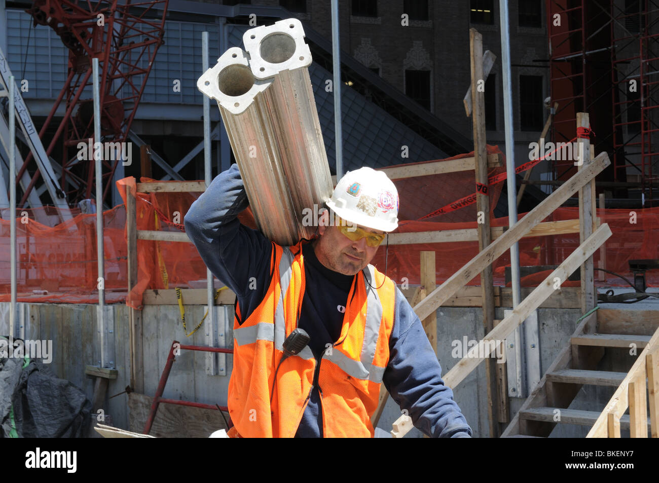 L'un des hommes qui aident à créer les World Trade Center à New York. Banque D'Images