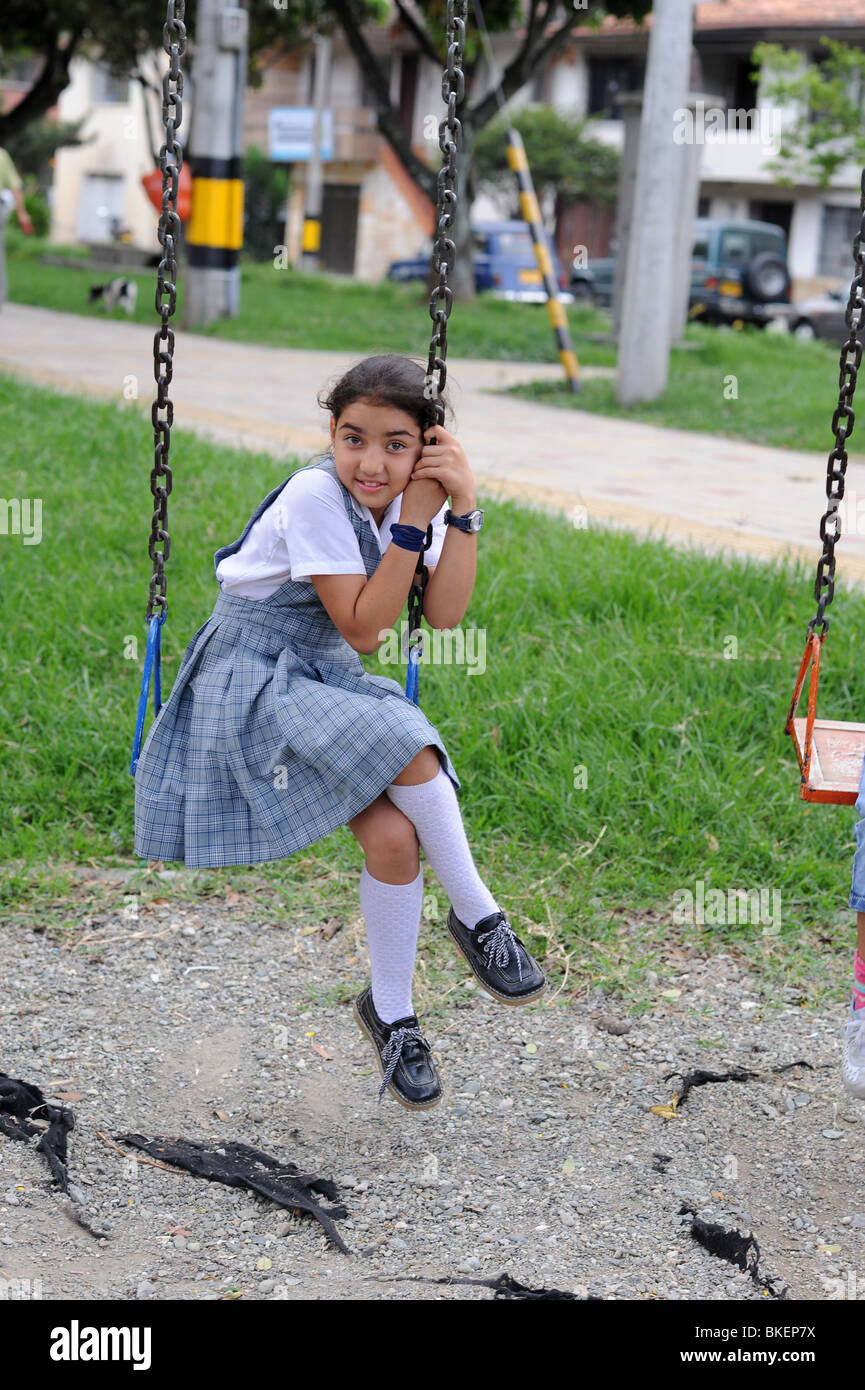 Lycéenne de 10 ans en uniforme sur le parc à Medellin. Banque D'Images