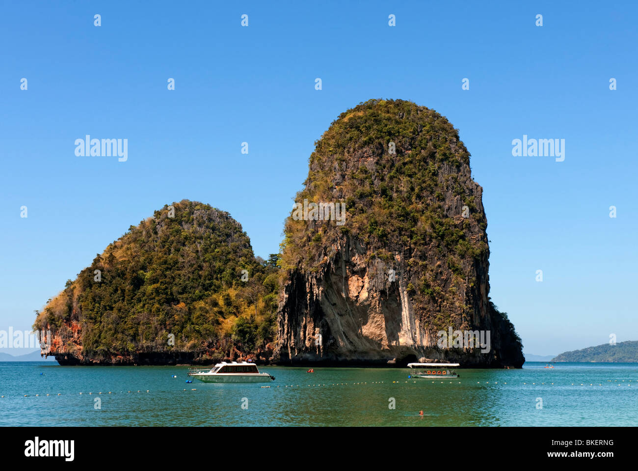 Des rochers géants de la mer d'Andaman de Railay Beach à Krabi, Thaïlande du sud Banque D'Images