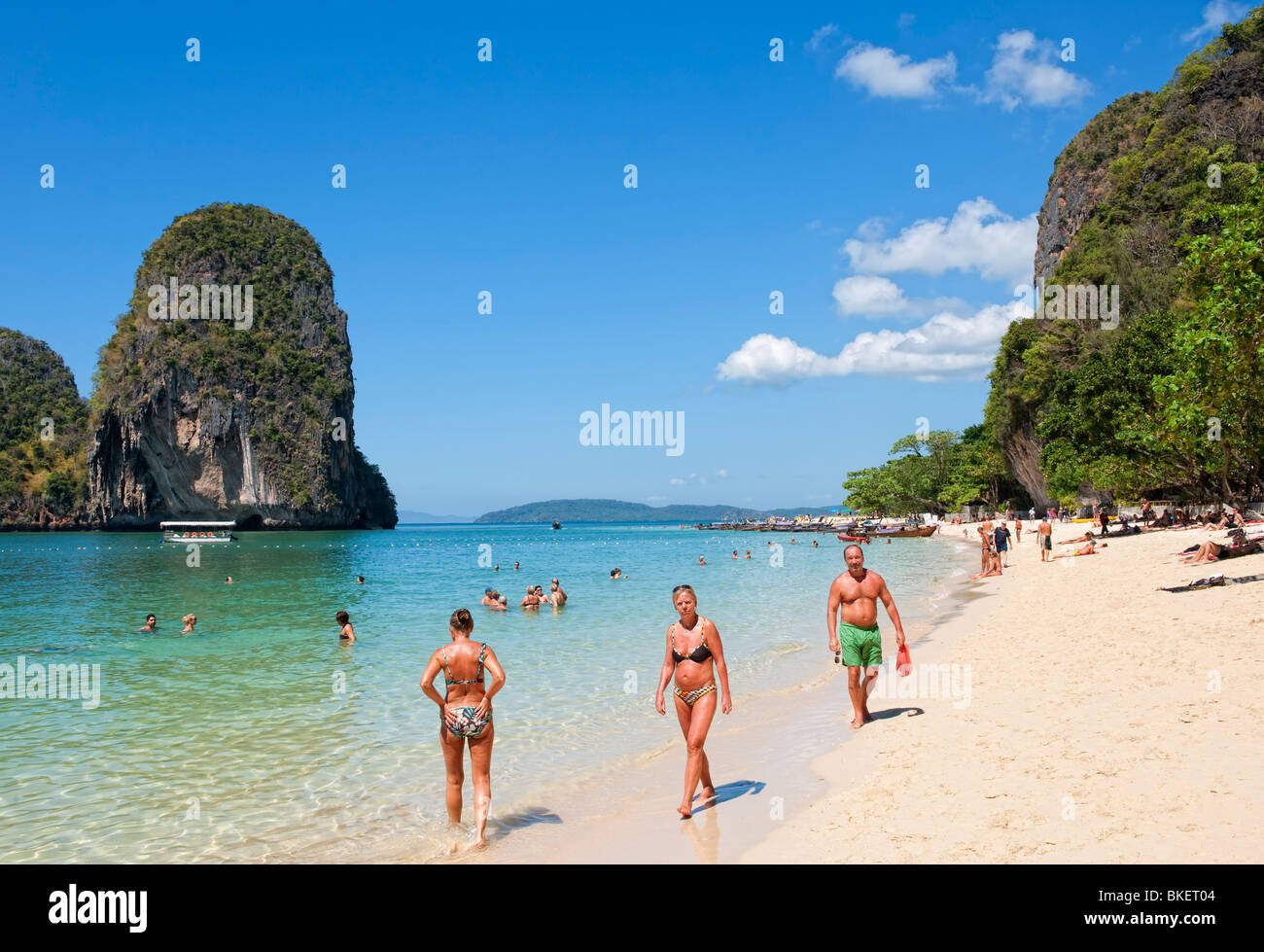 Les touristes à pied le long de Railay Beach à Krabi, Thaïlande du sud Banque D'Images