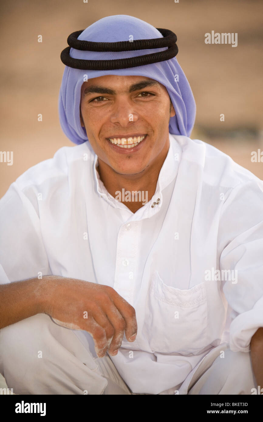 Un homme dans un camp bédouin dans le désert du Sinaï près de Dahab en Egypte Banque D'Images