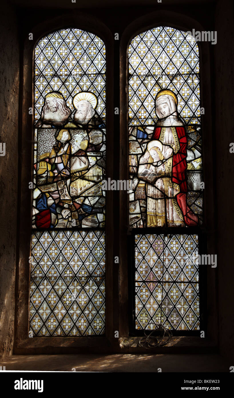 Un vitrail médiéval représentant Jésus et un autre saint (à gauche), et sainte Anne enseignant la Vierge Marie à lire Banque D'Images