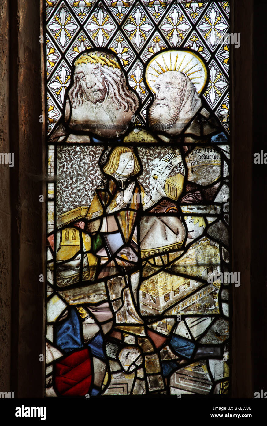 Vitraux du XVIe siècle représentant Jésus avec une couronne d'épines et une autre figure sainteté, l'église Saint-Bartholomée, Blore Ray, Staffordshire Banque D'Images