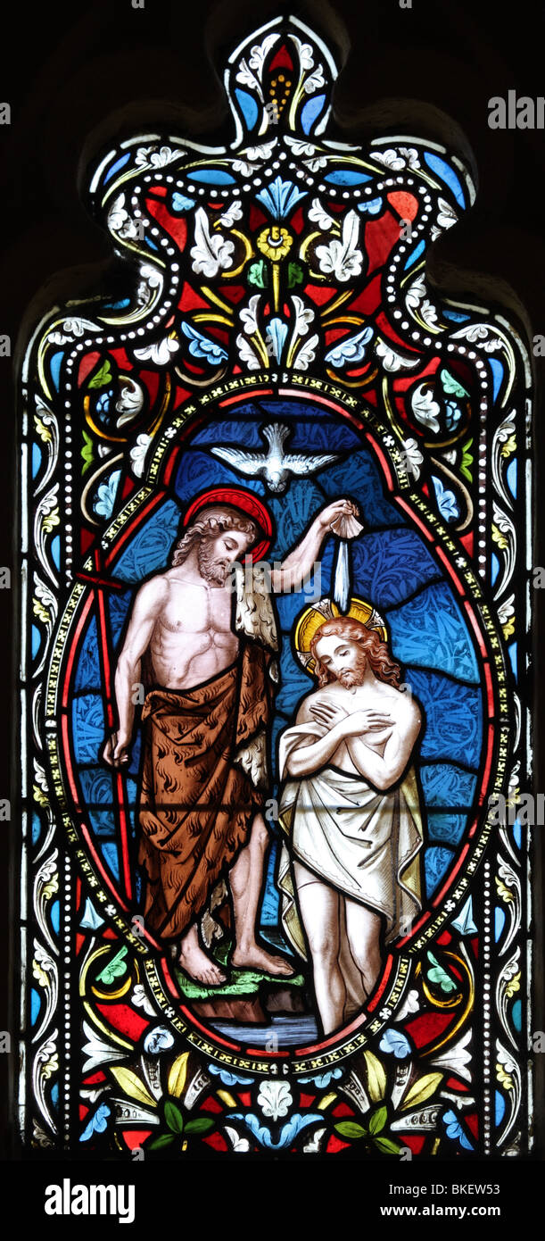 Détail d'un vitrail par Ward et Hughes vers 1865, représentant le baptême de Jésus-Christ Banque D'Images