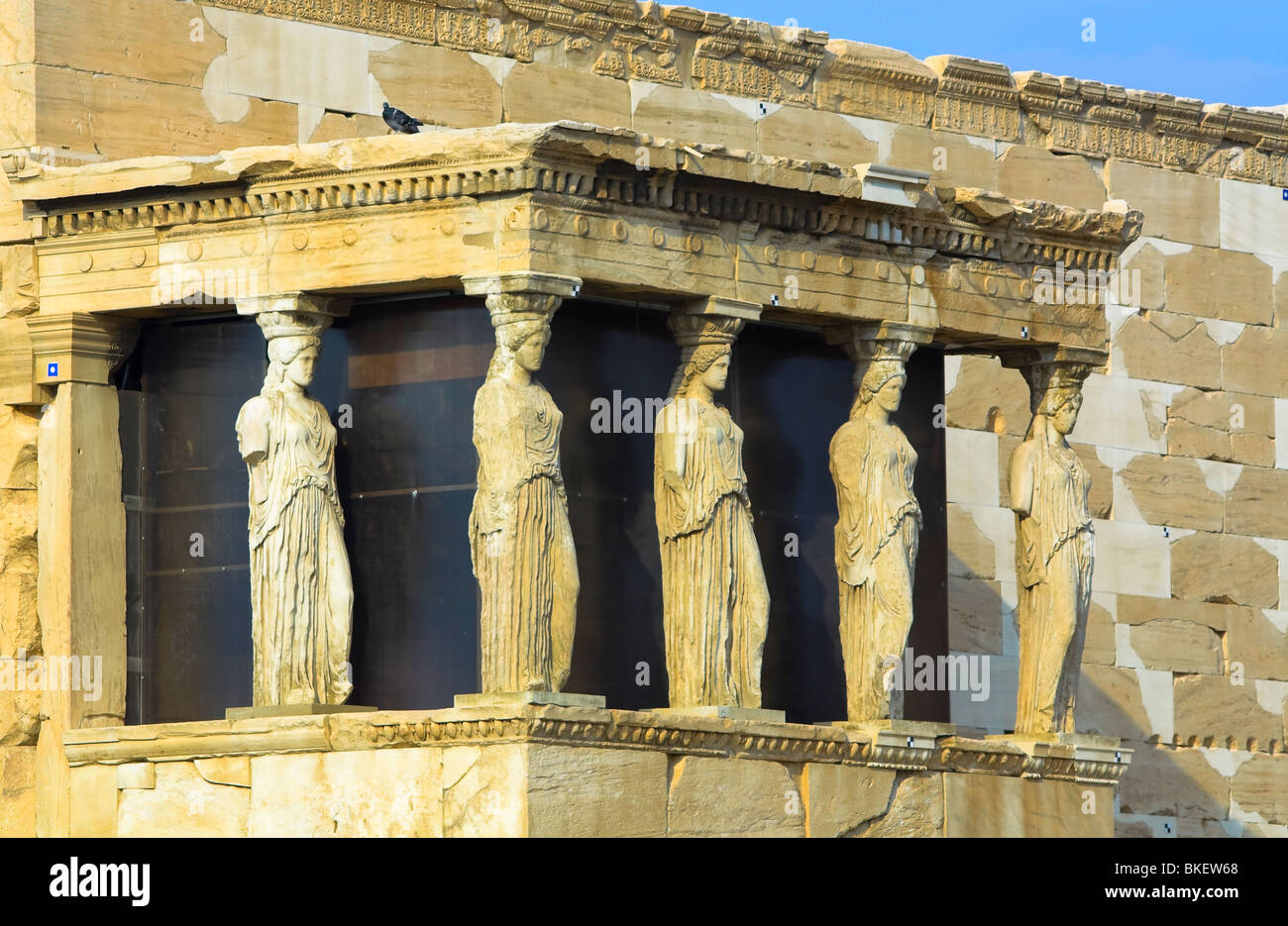 Caryatides coupées sur la colline de l'Acropole à Athènes, Grèce Banque D'Images