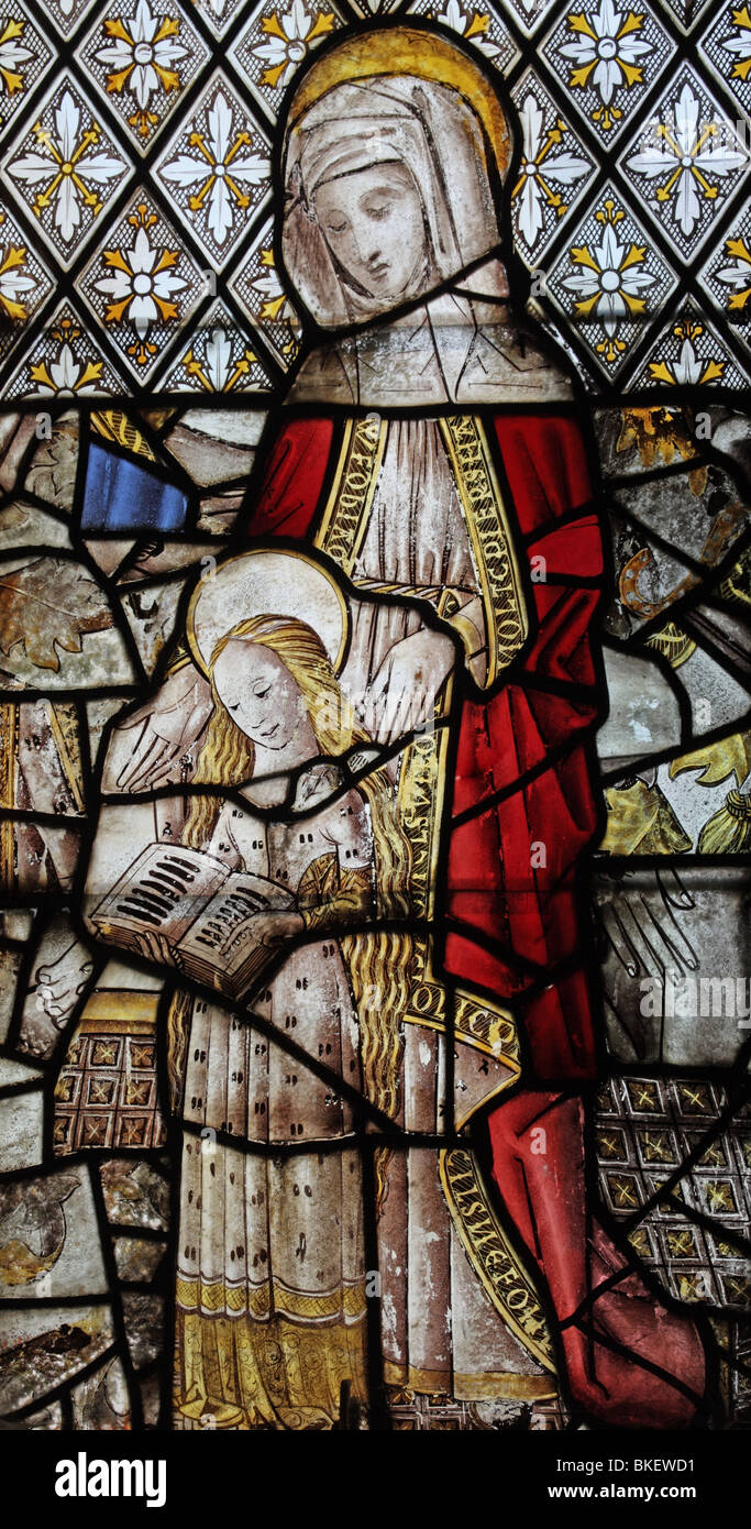 Une vitrail du XVIe siècle, Saint Anne, enseignant la Vierge Marie à lire, Église Saint Bartholomée, Blore Ray, Staffordshire Banque D'Images