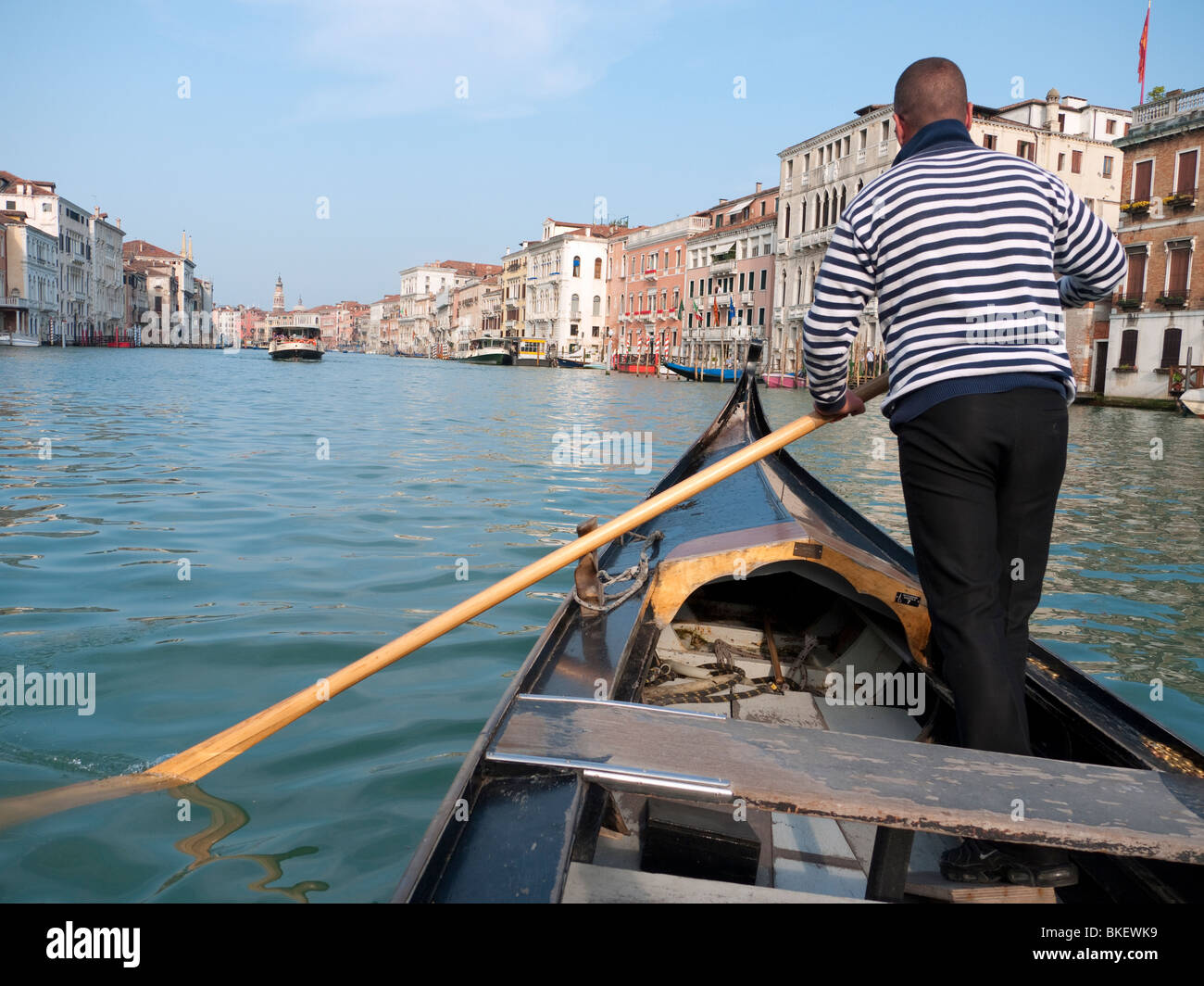 À travers l'aviron Gondolier à Venise Grand Canal par Traghetto Gondola traditionnel public service Banque D'Images