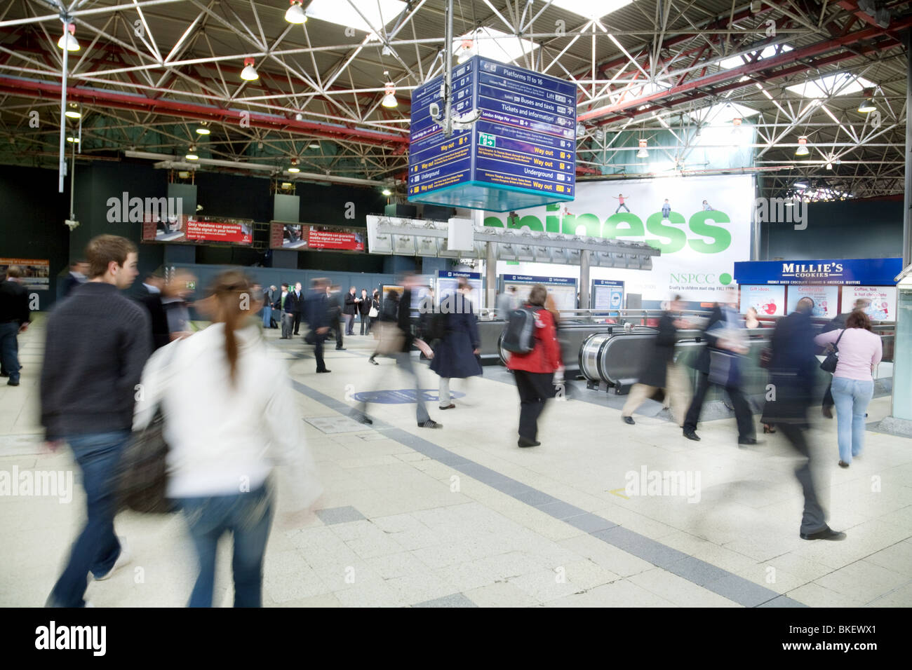 Les gens à marcher vers l'entrée de la station de métro London Bridge, London, UK Banque D'Images