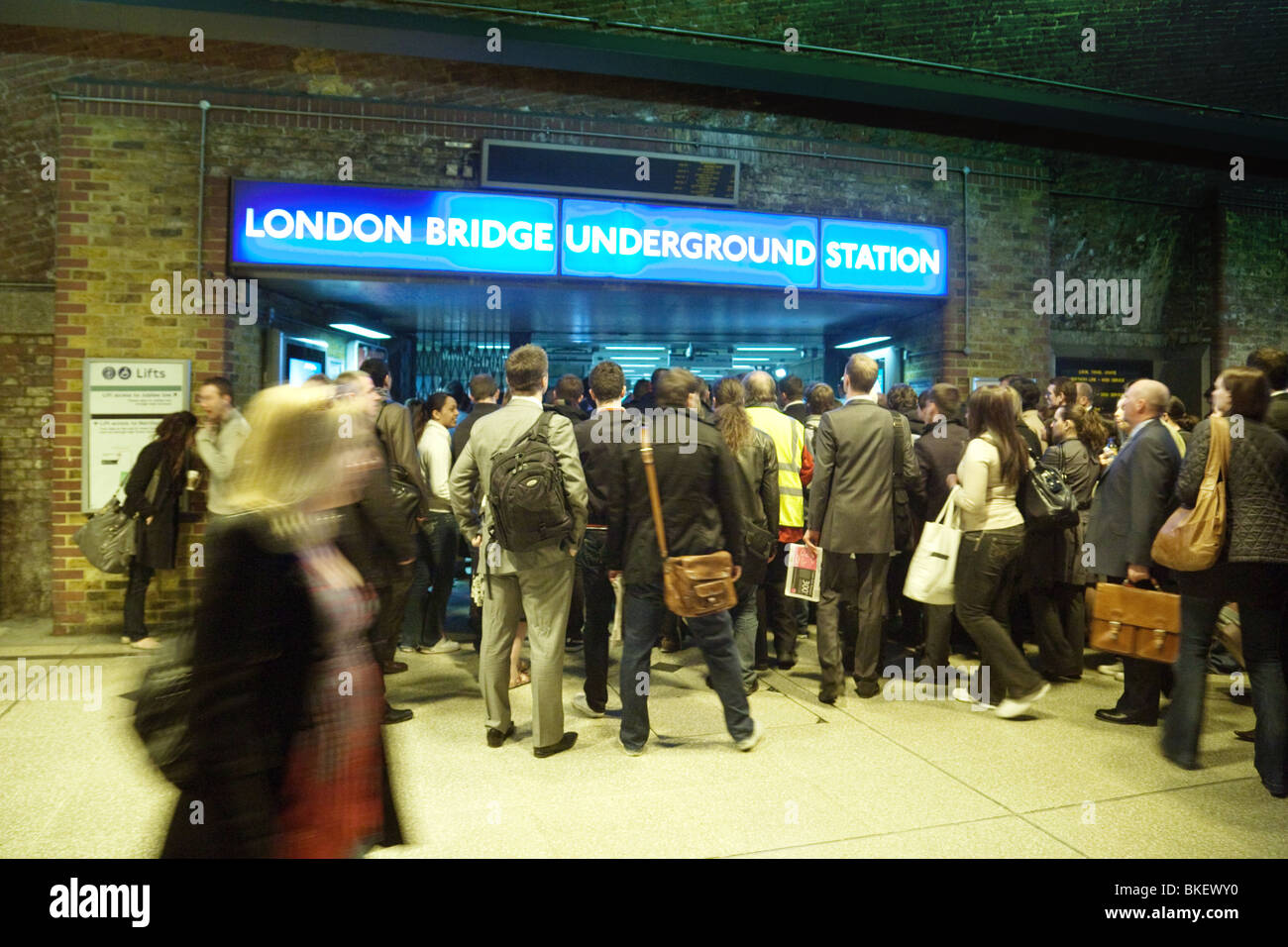 Des foules de navetteurs entrant dans la station de métro London Bridge pendant l'heure de pointe du matin, Londres, UK Banque D'Images