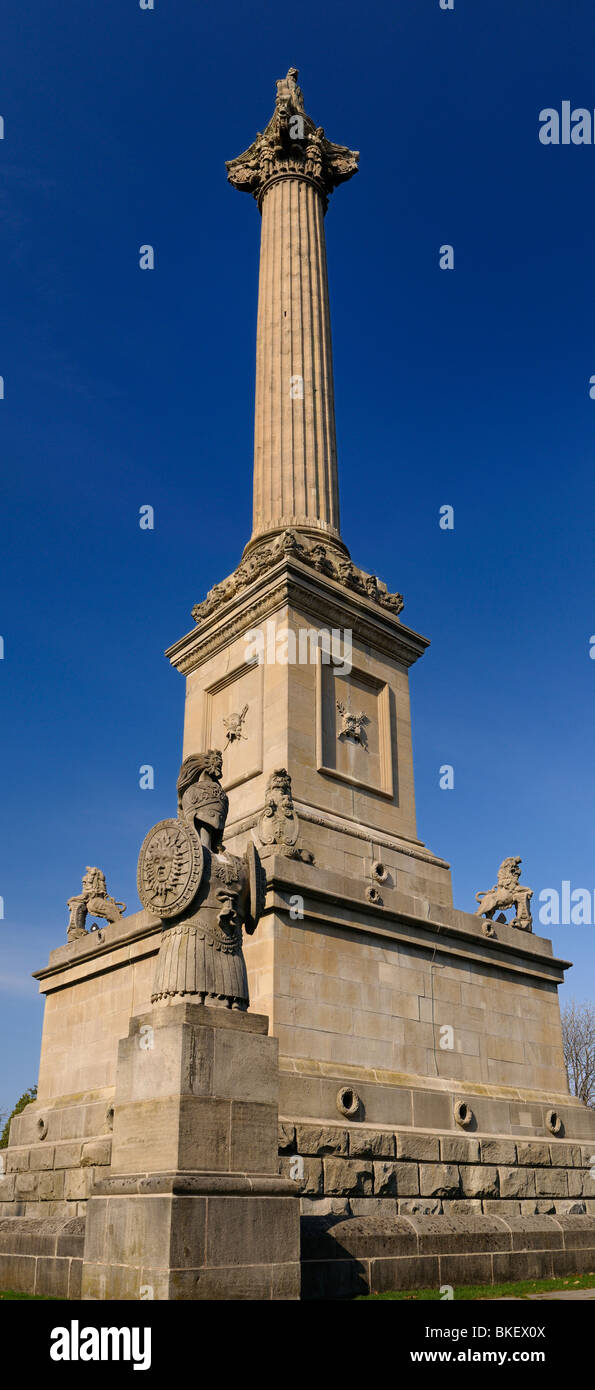 Panorama vertical du monument Brock et crypt à Queenston Heights commémoration de l'indépendance après une bataille nous canada Banque D'Images