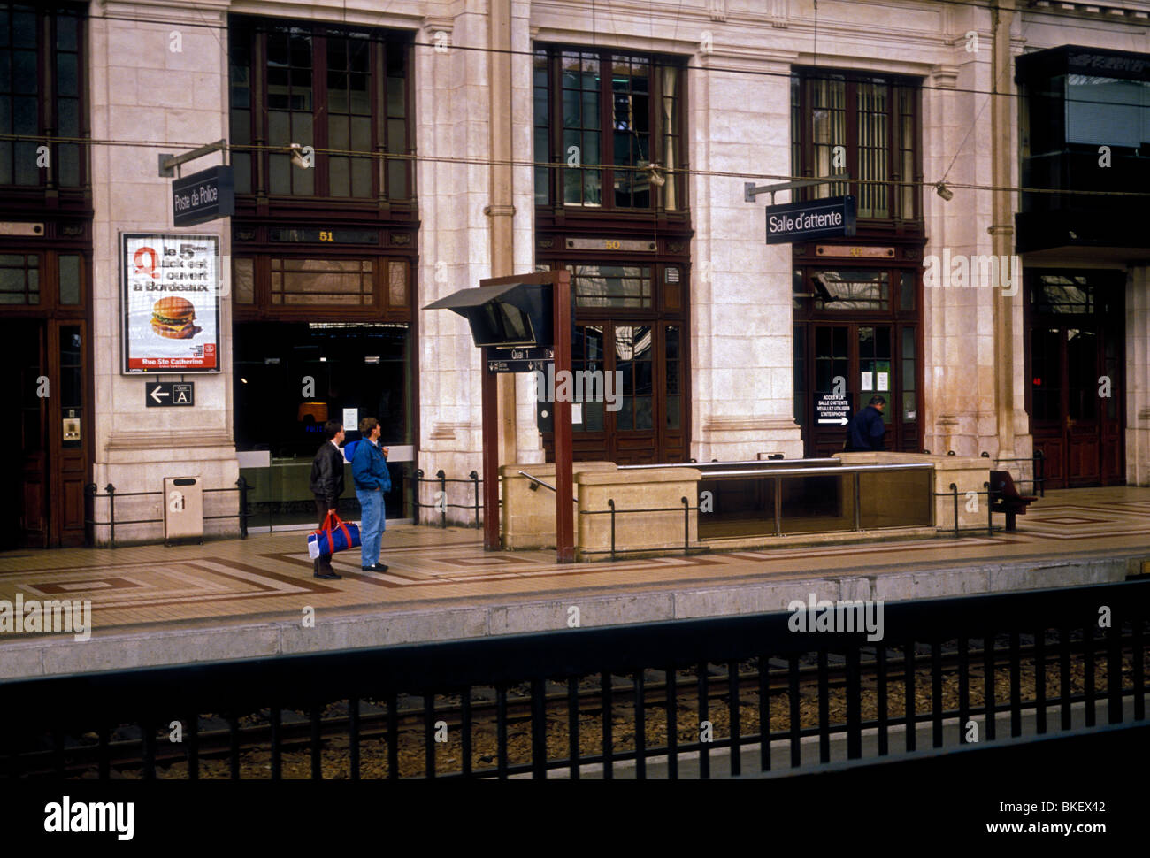 Français, passagers, la gare de Bordeaux St Jean, la gare, la gare St Jean, Gare Saint Jean, à la gare, Bordeaux, Aquitaine, France, Europe Banque D'Images