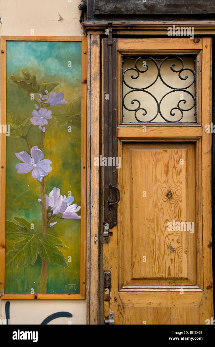 Vieille porte Rue Ville Madrid Espagne fleurs Espagnol Banque D'Images