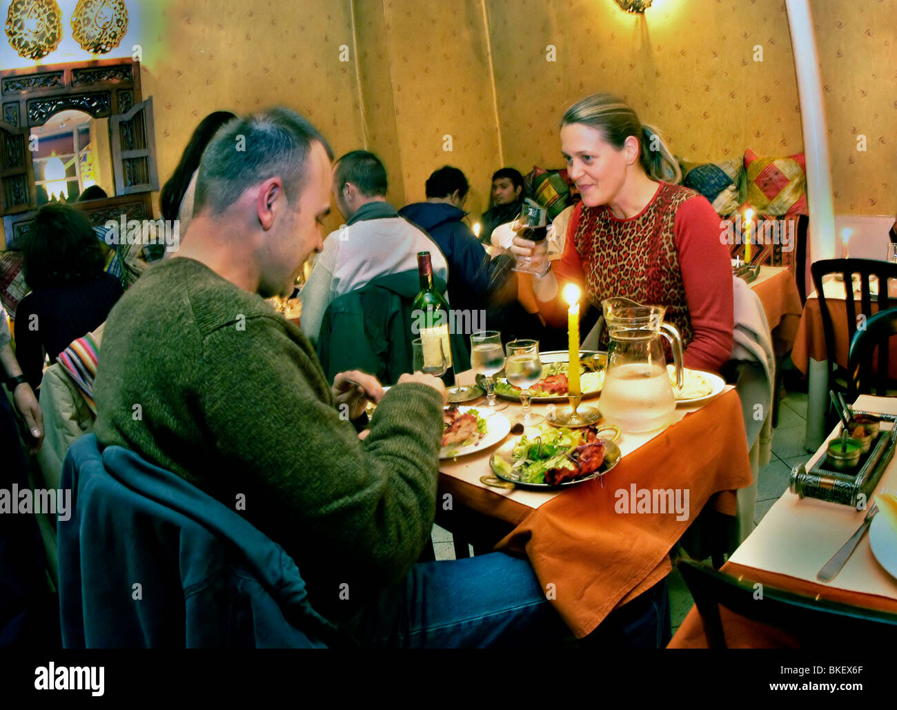 PARIS, FRANCE, couple de touristes repas DANS LE RESTAURANT INDIEN 'KASTOURI', intérieur de bistro Banque D'Images
