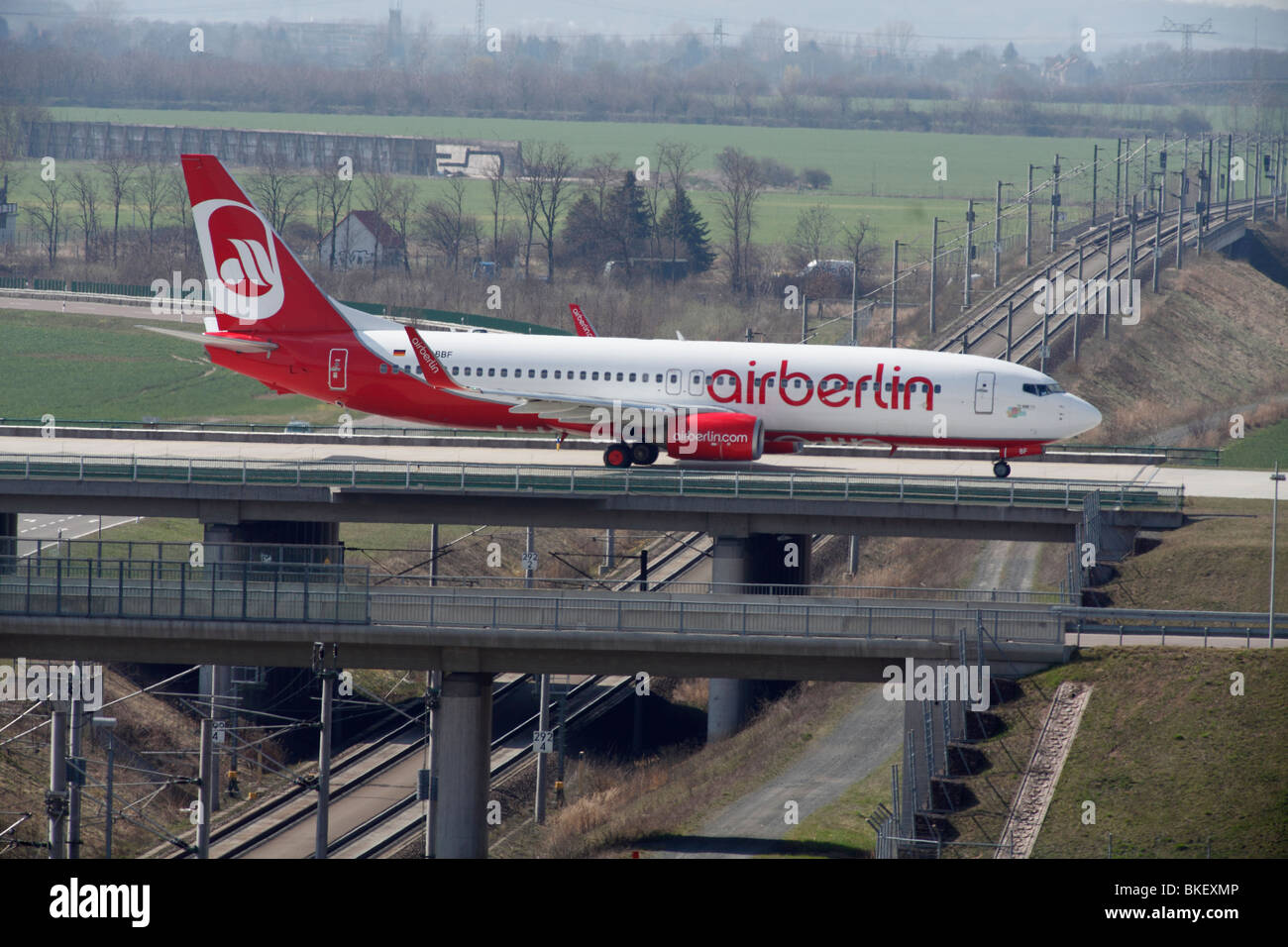 D'AVION Airberlin sur pont ferroviaire à l'aéroport de Leipzig-Halle Allemagne Banque D'Images