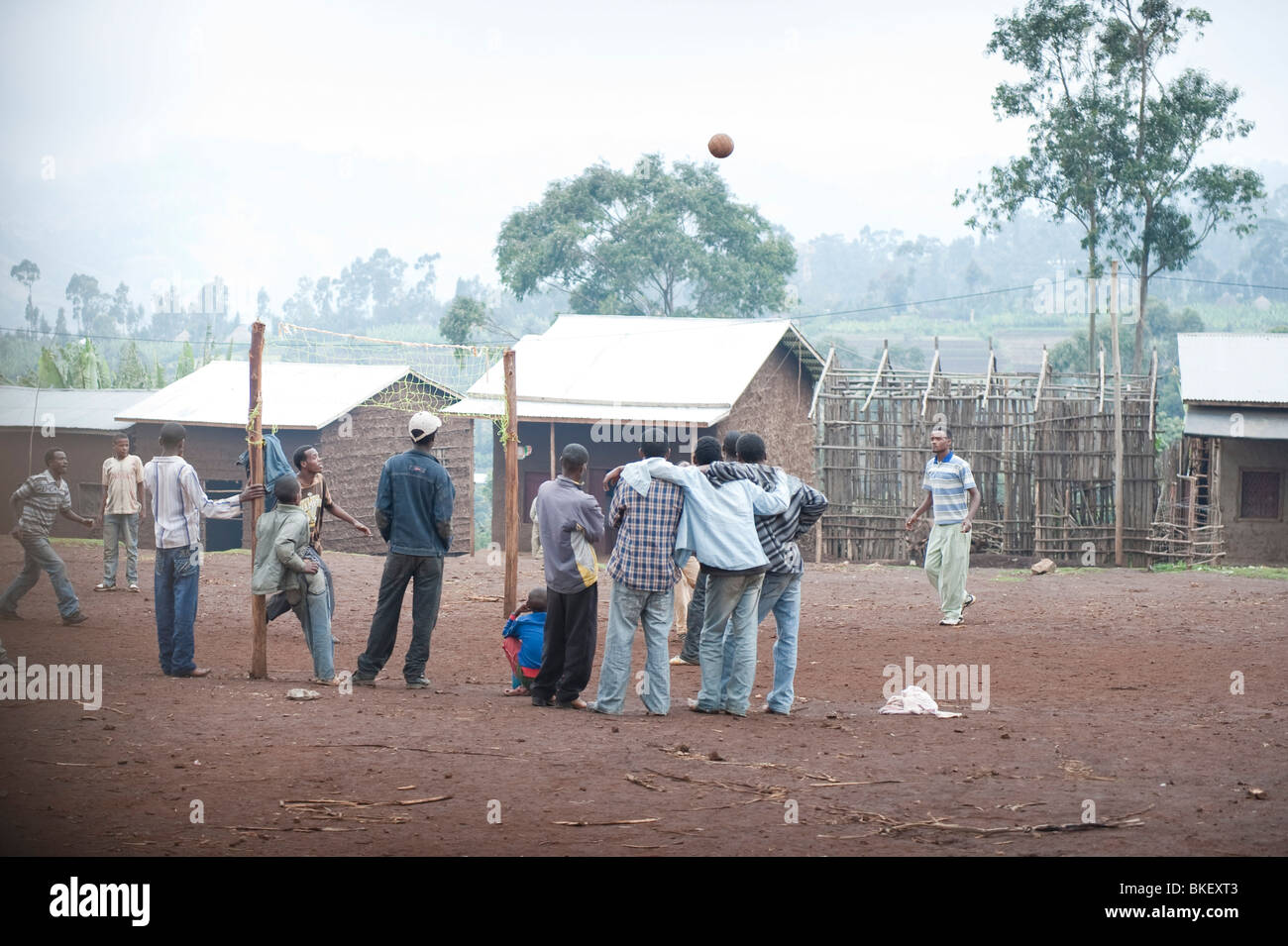 Jeu de volley-ball dans Hobicheka dans la région des Nations, Nationalités et Peuples du Sud de l'Éthiopie Banque D'Images