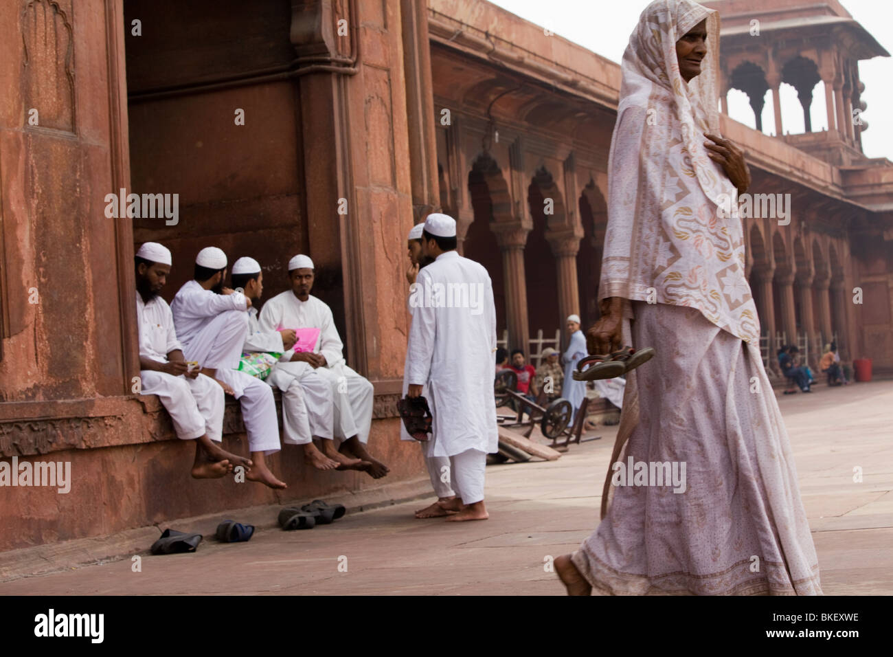 La position d'une femme de prier à la mosquée la plus importante de l'Inde, Jama Masjid Delhi Banque D'Images