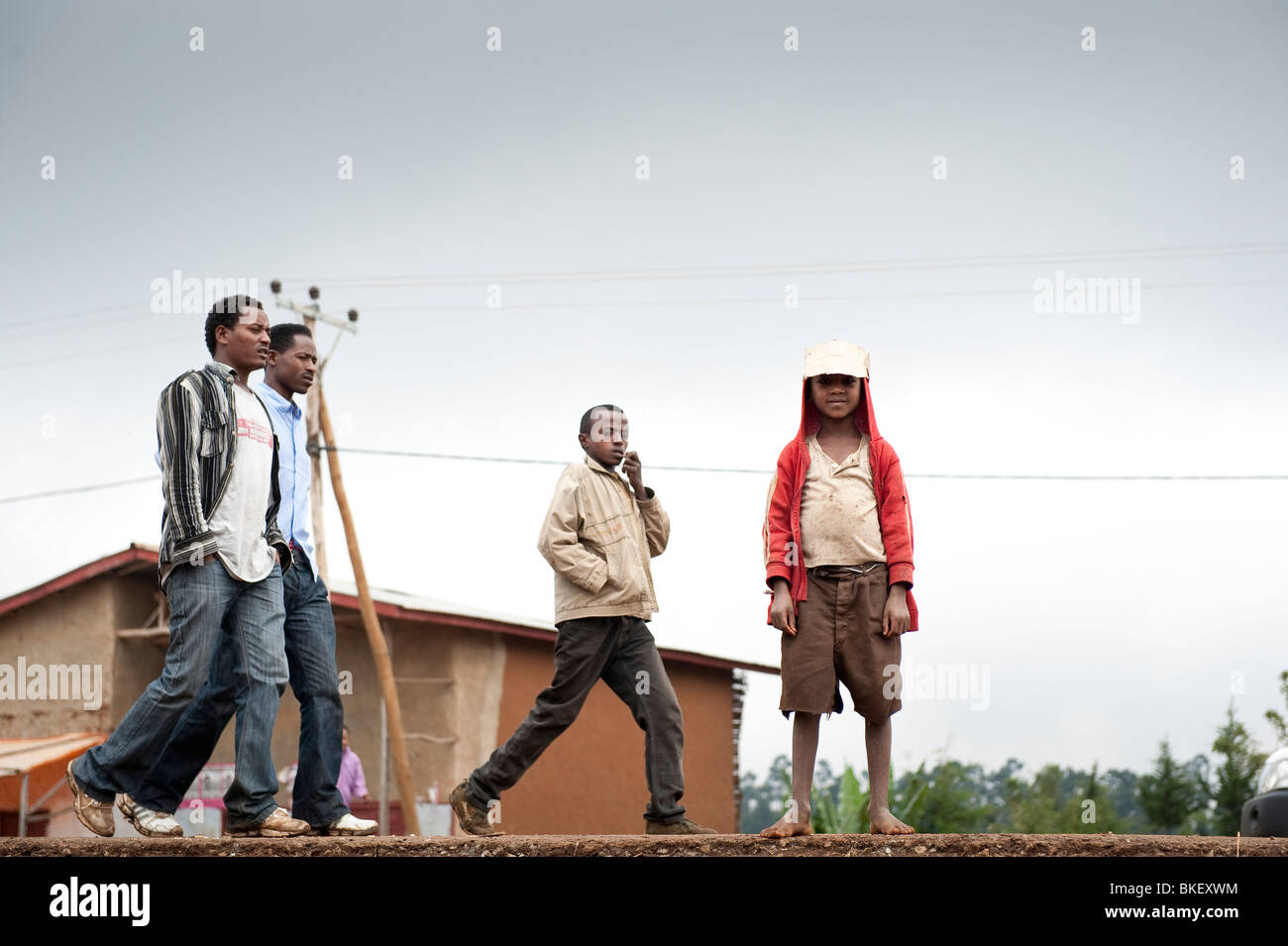 Quatre jeunes hommes sur route en Hobicheka dans la région des Nations, Nationalités et Peuples du Sud de l'Éthiopie Banque D'Images
